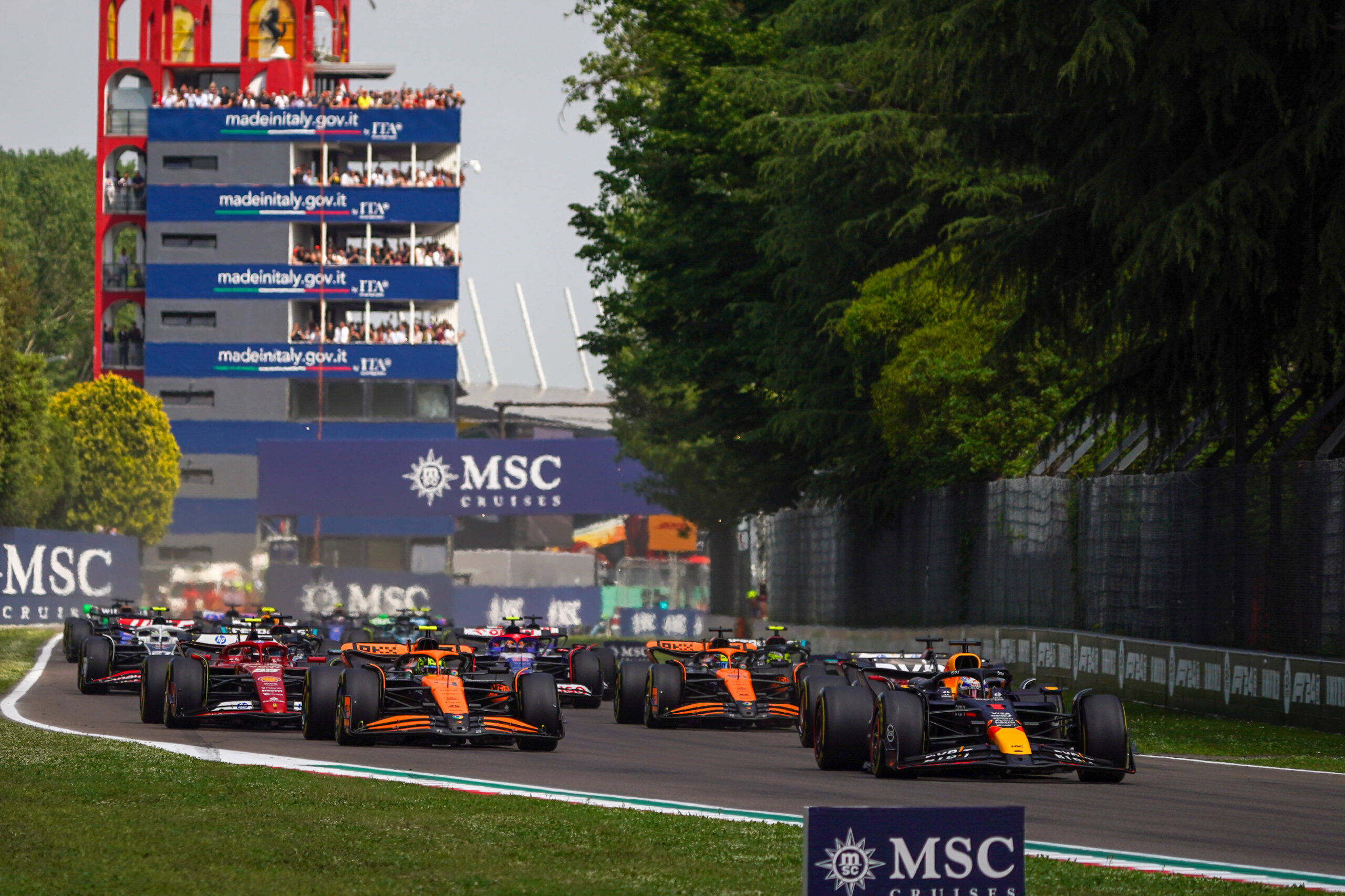 F1 grand prix of emilia romagna the race is starting during the formula 1 msc cruises gran premio del made in italy e de